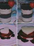 Panna cotta a base de menta a acompañado de un coulis de jamaica