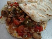 Una foto de gorditas de guisado