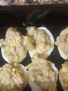 Una foto de Huevos rellenos de atún, cebolla y calabacín