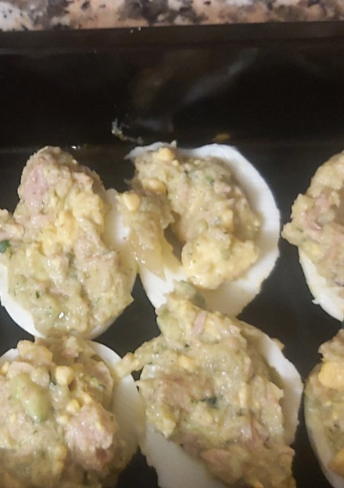 Una foto de Huevos rellenos de atún, cebolla y calabacín