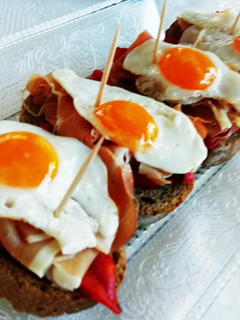 Una foto de Montadito de piquillo, jamón y huevo