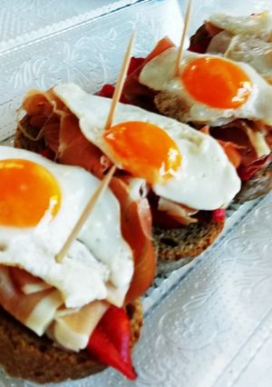 Foto principal de Montadito de piquillo, jamón y huevo