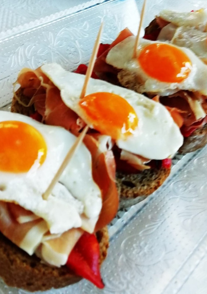 Una foto de Montadito de piquillo, jamón y huevo
