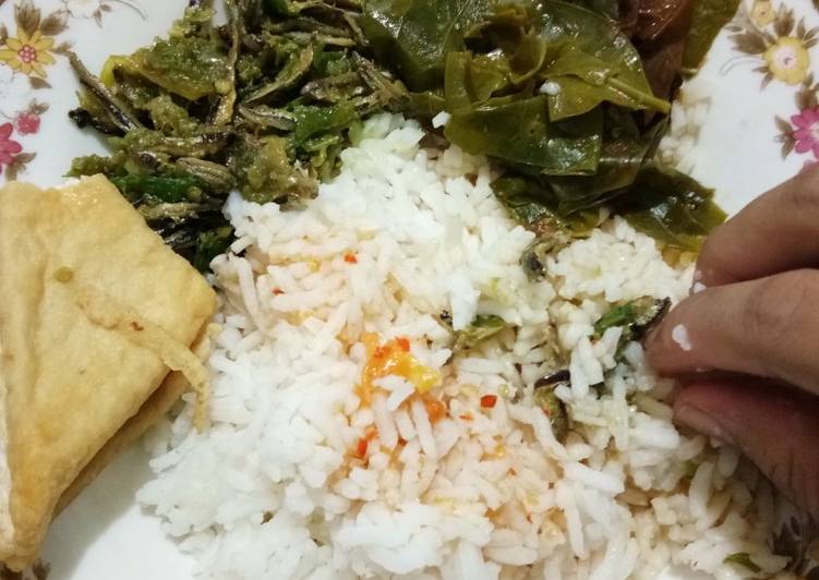 Sambal ijo billis / teri. Cocok untuk makan dengan sayur asem😏