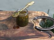Una foto de chimichurri de ajo