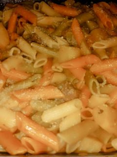 Una foto de Fideos tricolor con salsa de tomate (los favoritos de mi beba)😍