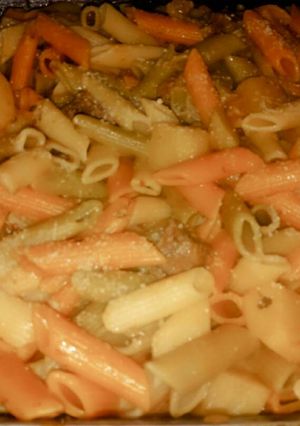 Una foto de Fideos tricolor con salsa de tomate (los favoritos de mi beba)😍