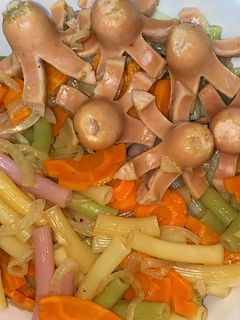 Hình của món Nui Xào Xúc Xích 🧅🥕.