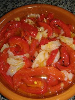 Una foto de Pimientos asados con bacalao ahumado