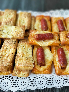 Una foto de Hojaldres de chistorra con queso y queso a las finas hierbas