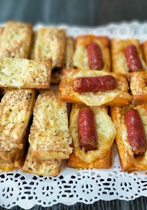Una foto de Hojaldres de chistorra con queso y queso a las finas hierbas