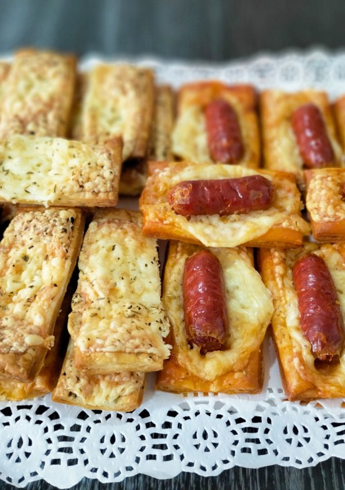 Una foto de Hojaldres de chistorra con queso y queso a las finas hierbas