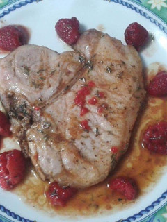 Una foto de Chuleta de cerdo con salsa de frambuesas al whisky