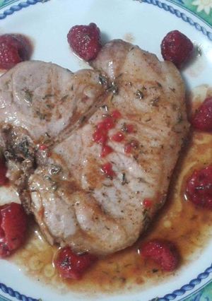 Una foto de Chuleta de cerdo con salsa de frambuesas al whisky