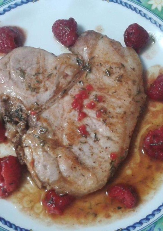Una foto de Chuleta de cerdo con salsa de frambuesas al whisky