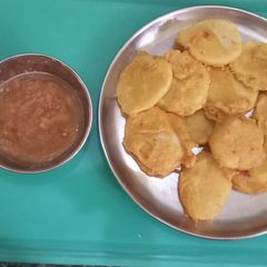 A picture of Potato pakora with tamatar ki chutney.