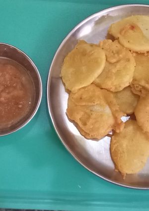A picture of Potato pakora with tamatar ki chutney.