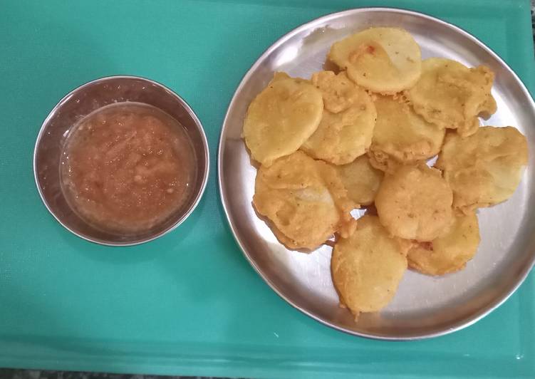 Potato pakora with tamatar ki chutney