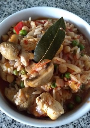 Una foto de Cazuela de pollo, arroz, legumbres y champiñones