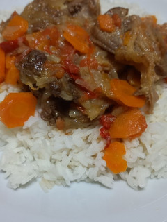 Una foto de Osobuco a la criolla con arroz