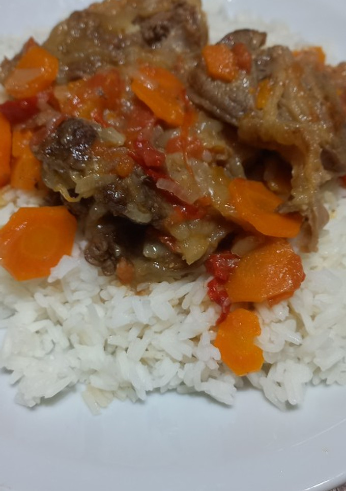Una foto de Osobuco a la criolla con arroz