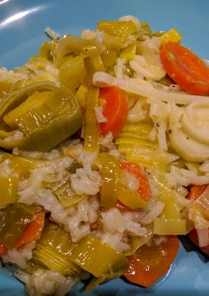 A picture of Leeks and carrots with olive oil.