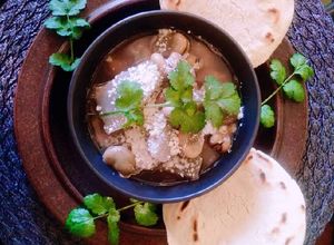 Una foto de Sopa de Habas Con mix de Res