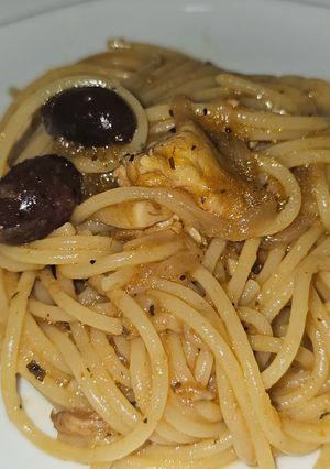 Una foto de Spaghetti con pollo y crema de cebolla