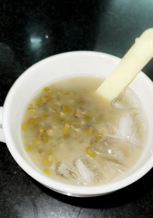 Hình của món Chè đậu xanh nguyên vỏ.
