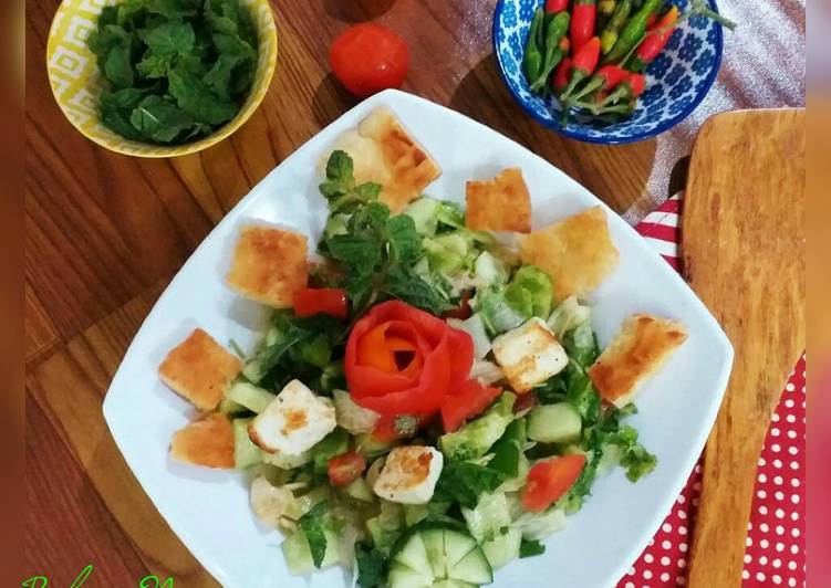 Easiest Way to Prepare Quick Arabic Fatoosh Salad.