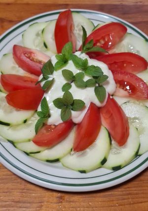Una foto de Ensalada fresca de tomate y pepino