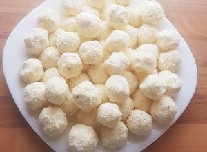 O poză a rețetei Bomboane Raffaello făcute acasă.
