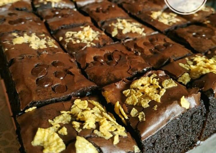 Langkah Mudah untuk Menyiapkan Fudgy Shiny Crust Brownie, Enak Banget