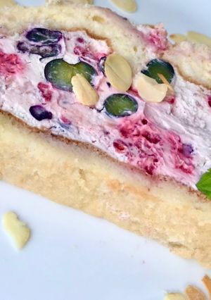 Zdjęcie przepisu Rolada z serkiem mascarpone i bitą śmietaną.