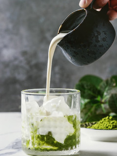 Una foto de Té matcha con leche y canela