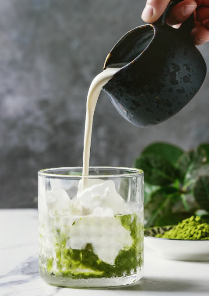 Una foto de Té matcha con leche y canela