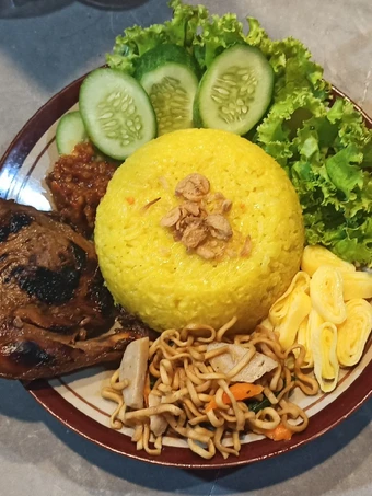 Langkah Mudah untuk Menyiapkan Resep  Nasi Kuning Rice Cooker Simpel Gurih Wangi 🥰 yang Lezat, Bisa Manjain Lidah