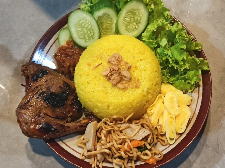 Langkah Mudah untuk Menyiapkan Resep  Nasi Kuning Rice Cooker Simpel Gurih Wangi 🥰 yang Lezat, Bisa Manjain Lidah