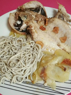 Una foto de Cabracho al horno con patatas panadera y gulas