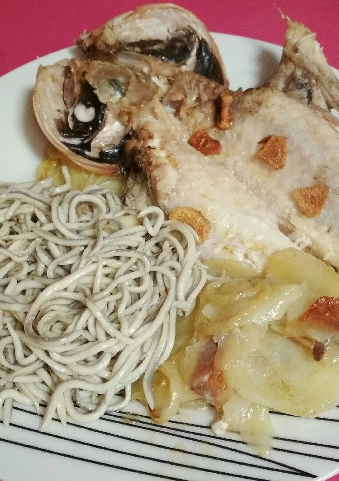 Una foto de Cabracho al horno con patatas panadera y gulas