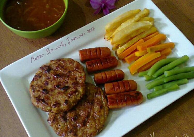 Steak daging cincang dan sosis