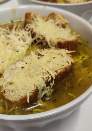 A picture of Country-Style French Onion Soup.