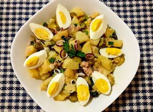 O poză a rețetei Salată de cartofi, ouă, ton și ceapă verde.