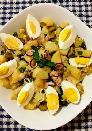 O poză a rețetei Salată de cartofi, ouă, ton și ceapă verde.