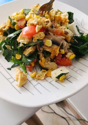 Una foto de Ensalada con pollo y espinaca