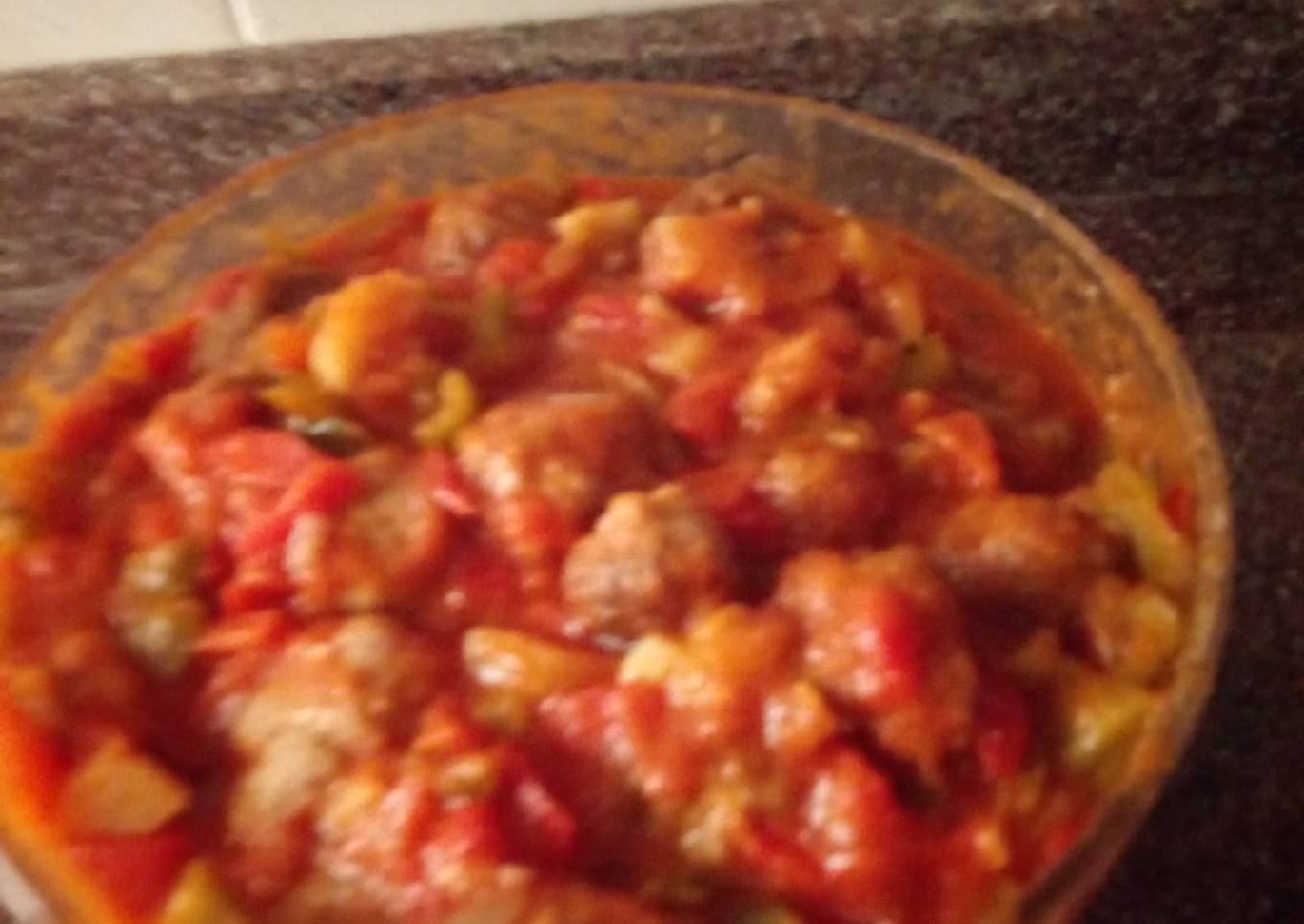 Albóndigas de carne con pisto de verduras