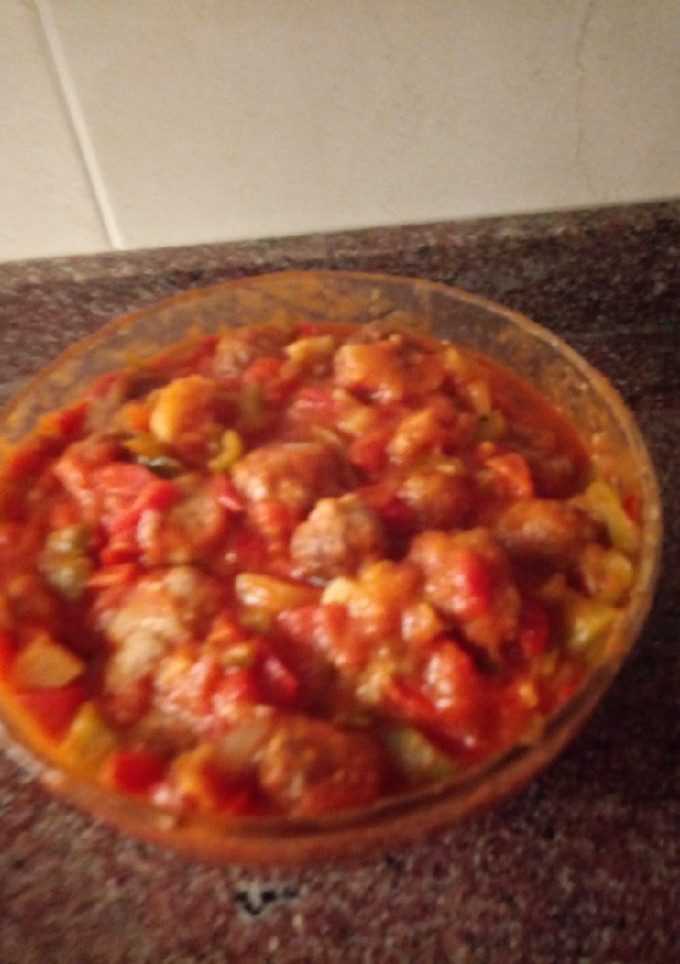 Una foto de Albóndigas de carne con pisto de verduras