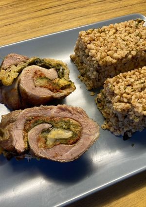 Göngyölt dagadó - medvehagymás bulgúrral recept fotója