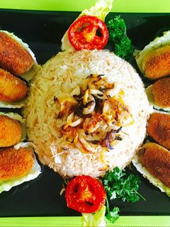 صورة لوصفة أصابع اللحمة المقلية مع الأرز بالشعيرية 🍚🍲