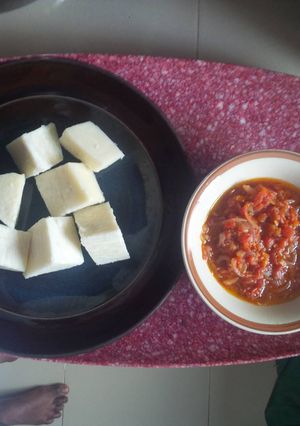 A picture of Boiled yam with tomato sauce.